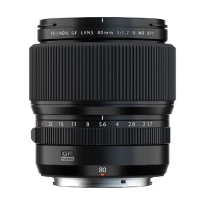 Fujifilm Fujinon GF 80mm f/1.7 R WR -objektiivi, jossa on uurrettu tarkennusrengas ja aukkomerkinnät, seisoo pystyasennossa valkoisella pohjalla ja "GF Fujinon 80" -merkintä on näkyvissä.