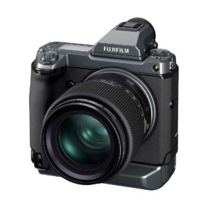 Fujifilm Fujinon GF 80mm f/1.7 R WR -objektiivi näkyy valkoisella pohjalla, ja sen päällä on suuri objektiivi ja säätöpyörät sekä näkyvä kahva ja etsin.