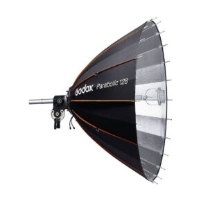 Godox_Parabolic_128_Reflector_Kit_001 Godox Parabolic 128 -heijastinsarja, jossa on musta softbox oransseilla korostuksilla ja heijastava hopeinen sisäosa, on esitetty sateenvarjon muotoisena, jossa on puikot ja joka on asennettu hopeiseen valotelineen sovittimeen.
