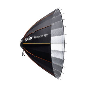 Godox_Parabolic_128_Reflector_Kit_004 Godox Parabolic 128 Reflector Kit on musta ja hopeinen parabolinen softbox oranssilla reunuksella, joka on suunniteltu valokuvauksen valaistusasetuksiin.