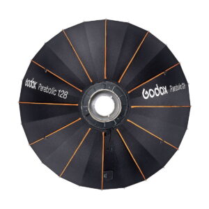 Godox_Parabolic_128_Reflector_Kit_006 Godox Parabolic 128 Reflector Kitin yläkuvassa näkyy mustia ja oransseja paneeleita, joiden kankaaseen on painettu tuotemerkki ja malli valkoisella.