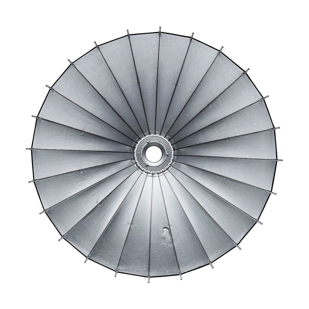 Godox_Parabolic_128_Reflector_Kit_007 Godox Parabolic 128 Reflector Kitin yläpuolinen näkymä, suuri pyöreä softbox, jossa on tasaisin välimatkoin keskeltä lähtevät metallitangot, jotka muodostavat silmiinpistävän geometrisen, sateenvarjomaisen kuvion.
