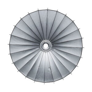Godox_Parabolic_128_Reflector_Kit_007 Godox Parabolic 128 Reflector Kitin yläpuolinen näkymä, suuri pyöreä softbox, jossa on tasaisin välimatkoin keskeltä lähtevät metallitangot, jotka muodostavat silmiinpistävän geometrisen, sateenvarjomaisen kuvion.