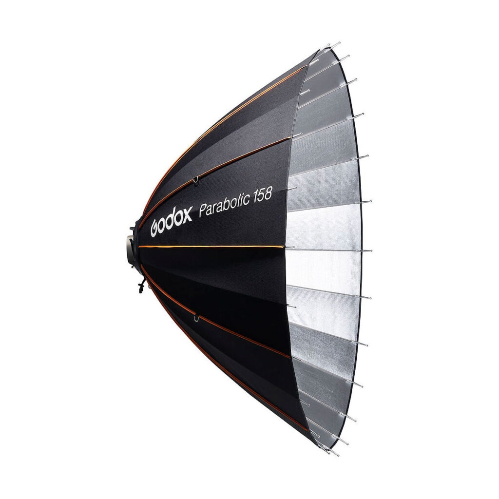 Godox_Parabolic_158_Reflector_Kit_005 The Godox Parabolic 158 Reflector Kit, a large black softbox with a silver interior, is presented on a white background and is designed for photographic lighting.