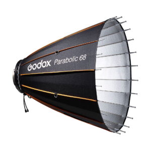 Godox_Parabolic_68_Reflector_Kit_004 Godox Parabolic 68 Reflector Kit on musta, kartiomainen softbox, jossa on oranssit korostukset, metallitangot ja verkkomainen etuosa ja joka on suunniteltu ammattimaiseen valokuvaukseen.