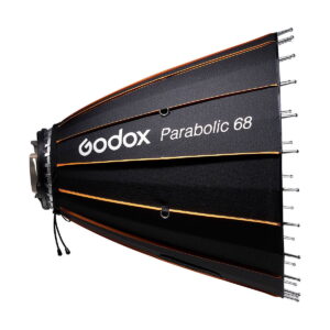 Godox_Parabolic_68_Reflector_Kit_005 Sivunäkymä mustasta Godox Parabolic 68 -heijastinsarjasta, jossa on oranssit korostukset ja hopeiset tangot valkoista taustaa vasten.