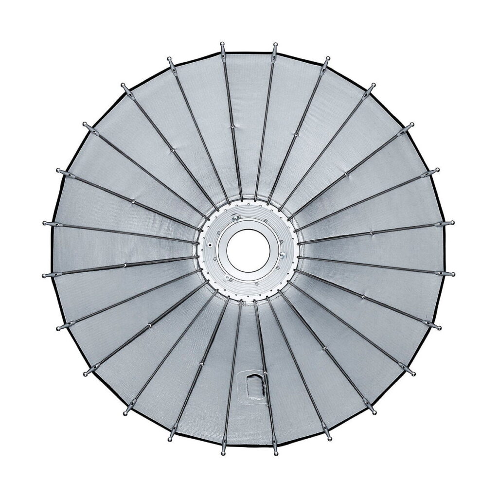 Godox_Parabolic_68_Reflector_Kit_006 Ylhäältä katsottuna Godox Parabolic 68 Reflector Kitissä on suuri, pyöreä metallinen muotoilu, jossa on verkko keskellä, säteileviä tukitankoja ja pyöreä aukko keskellä, joka muistuttaa polkupyörän pyörää tai tuuletinta.
