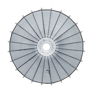 Godox_Parabolic_68_Reflector_Kit_006 Ylhäältä katsottuna Godox Parabolic 68 Reflector Kitissä on suuri, pyöreä metallinen muotoilu, jossa on verkko keskellä, säteileviä tukitankoja ja pyöreä aukko keskellä, joka muistuttaa polkupyörän pyörää tai tuuletinta.