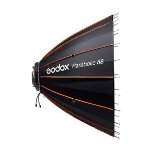 Godox_Parabolic_88_Reflector_Kit_004 Sivukuva Godox Parabolic 88 -heijastinsarjasta, jossa on mustat kangaspaneelit oransseilla korostuksilla ja hopeisilla tangoilla, jotka on suunniteltu valokuvausvalaistukseen. Mallin nimi on painettu kylkeen.