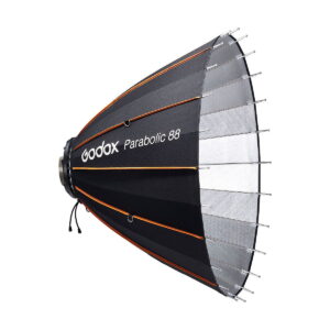 Godox_Parabolic_88_Reflector_Kit_005 Godox Parabolic 88 -heijastinsarjassa on mustat ja oranssit korostukset, heijastava hopeinen sisäpuoli ja metallitankoristikko, joka tukee sen suurta, kartiomaista softbox-mallia ammattimaiseen valokuvausvalaistukseen.