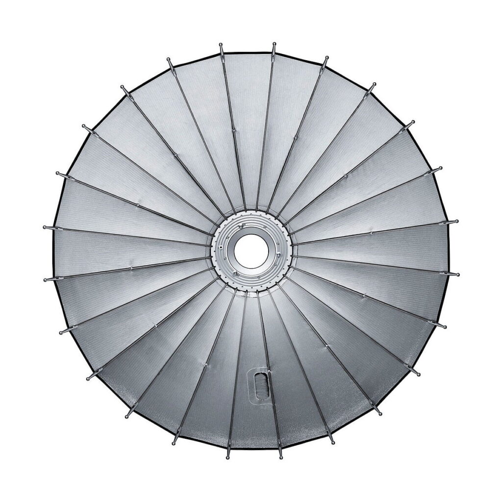 Godox_Parabolic_88_Reflector_Kit_006 Ylhäältä alaspäin Godox Parabolic 88 Reflector Kit, suuri pyöreä hopeanvärinen studioheijastin, jossa on säteittäiset kehät ja keskellä reikä, joka muistuttaa sateenvarjoa tai satelliittiantennia.