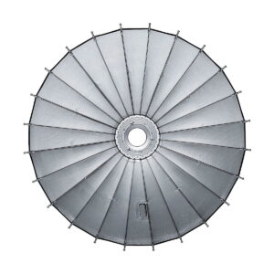 Godox_Parabolic_88_Reflector_Kit_006 Ylhäältä alaspäin Godox Parabolic 88 Reflector Kit, suuri pyöreä hopeanvärinen studioheijastin, jossa on säteittäiset kehät ja keskellä reikä, joka muistuttaa sateenvarjoa tai satelliittiantennia.