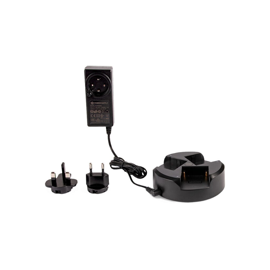 Hähnel_Trio_Charger_Sony_L-series_001 Hähnel Trio Charger Sony L-sarjan mustassa värissä sisältää virtalähteen ja kolme vaihdettavaa pistokeliitäntää, jotka on esitetty valkoisella pohjalla.