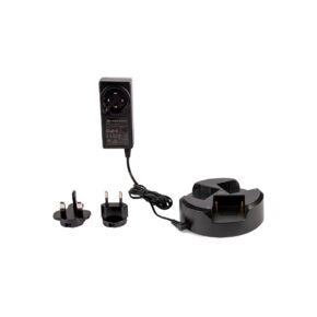 Hähnel_Trio_Charger_Sony_L-series_001 Hähnel Trio Charger Sony L-sarjan mustassa värissä sisältää virtalähteen ja kolme vaihdettavaa pistokeliitäntää, jotka on esitetty valkoisella pohjalla.