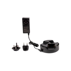 Hähnel_Trio_Charger_Sony_L-series_001 Hähnel Trio Charger Sony L-sarjan mustassa värissä sisältää virtalähteen ja kolme vaihdettavaa pistokeliitäntää, jotka on esitetty valkoisella pohjalla.