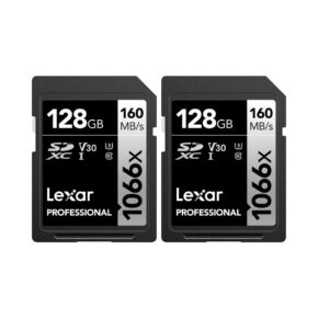 Lexar-Pro-1066x-U3-UHS-II-R160-W120-128GB-2-pack Kaksi Lexar Pro 1066x U3 UHS-I R160/W120 128 Gt:n muistikorttia (2-pack) on vierekkäin; molemmat ovat mustia ja niissä on valkoiset ja hopeiset tarrat.