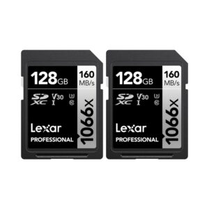 Lexar-Pro-1066x-U3-UHS-II-R160-W120-128GB-2-pack Kaksi Lexar Pro 1066x U3 UHS-I R160/W120 128 Gt:n muistikorttia (2-pack) on vierekkäin; molemmat ovat mustia ja niissä on valkoiset ja hopeiset tarrat.