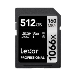 Lexar-Pro-1066x-U3-UHS-II-R160-W120-512GB-3 Lexar Pro 1066x U3 UHS-I R160/W120 512GB -muistikortti tarjoaa 512 Gt tallennustilaa, jopa 160 Mt/s lukunopeuden, V30-, UHS-I- ja U3-luokituksen. Kortissa on musta muotoilu valkoisella ja hopeisella merkinnällä.