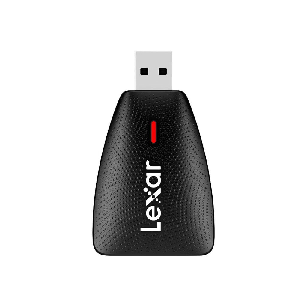 Lexar_Cardreader_2-in-1_SD_MicroSD_USB_3_1_001 Musta Lexar Cardreader 2-in-1 SD/MicroSD USB 3.1, jossa on kuvioitu pinta, punainen merkkivalo ja valkoinen Lexar-logo etupuolella valkoista taustaa vasten.