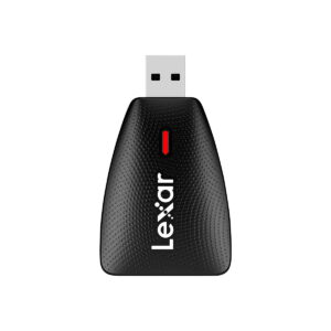 Lexar_Cardreader_2-in-1_SD_MicroSD_USB_3_1_001 Musta Lexar Cardreader 2-in-1 SD/MicroSD USB 3.1, jossa on kuvioitu pinta, punainen merkkivalo ja valkoinen Lexar-logo etupuolella valkoista taustaa vasten.