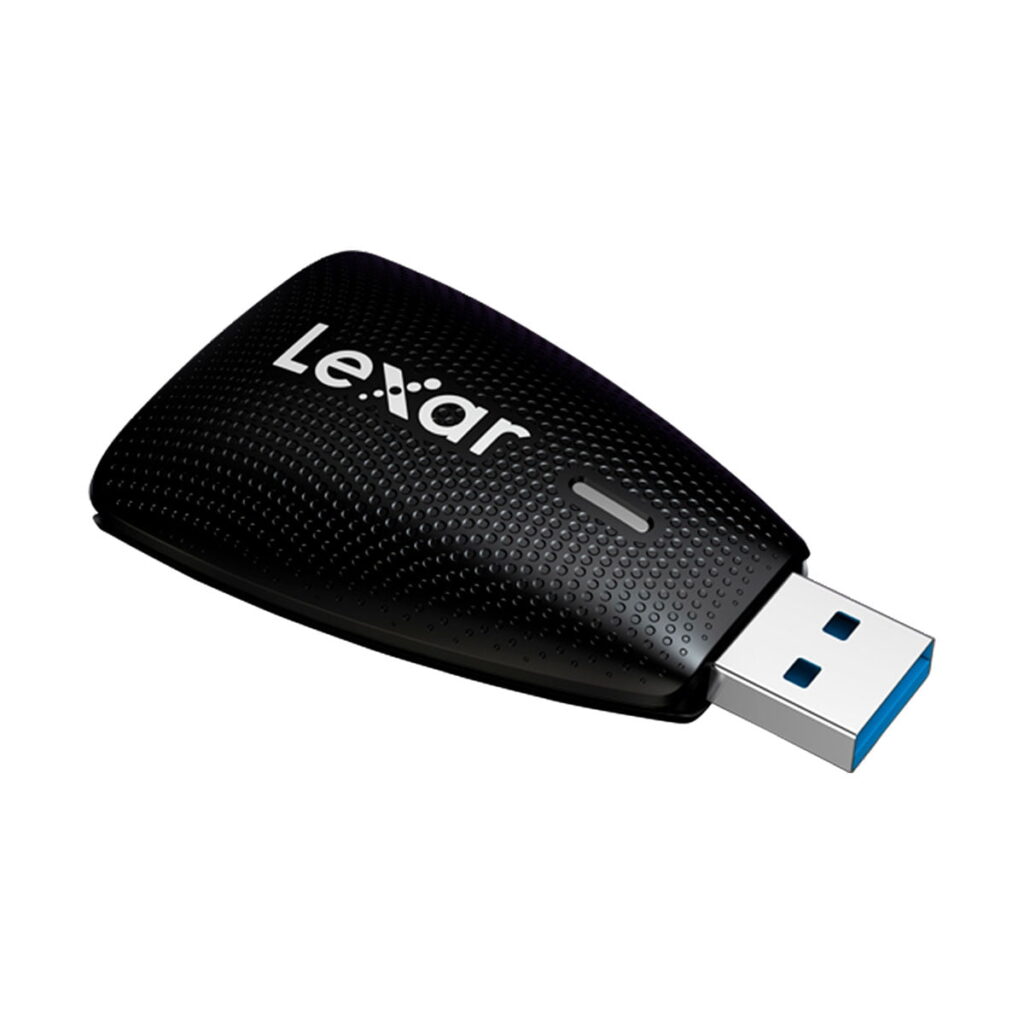 Lexar_Cardreader_2-in-1_SD_MicroSD_USB_3_1_002 Musta Lexar Cardreader 2-in-1 SD/MicroSD USB 3.1 muistikortinlukija, jossa on sininen liitin, kuvioitu pinta ja valkoinen Lexar-logo päällä.