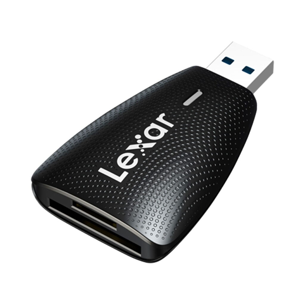 Lexar_Cardreader_2-in-1_SD_MicroSD_USB_3_1_003 Lexar Cardreader 2-in-1 SD/MicroSD USB 3.1 -muistikortinlukija on musta, kuvioitu kortinlukija, jossa on USB-pistoke ja muistikorttipaikat, kuvassa valkoisella pohjalla.