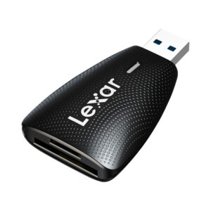 Lexar_Cardreader_2-in-1_SD_MicroSD_USB_3_1_003 Lexar Cardreader 2-in-1 SD/MicroSD USB 3.1 -muistikortinlukija on musta, kuvioitu kortinlukija, jossa on USB-pistoke ja muistikorttipaikat, kuvassa valkoisella pohjalla.