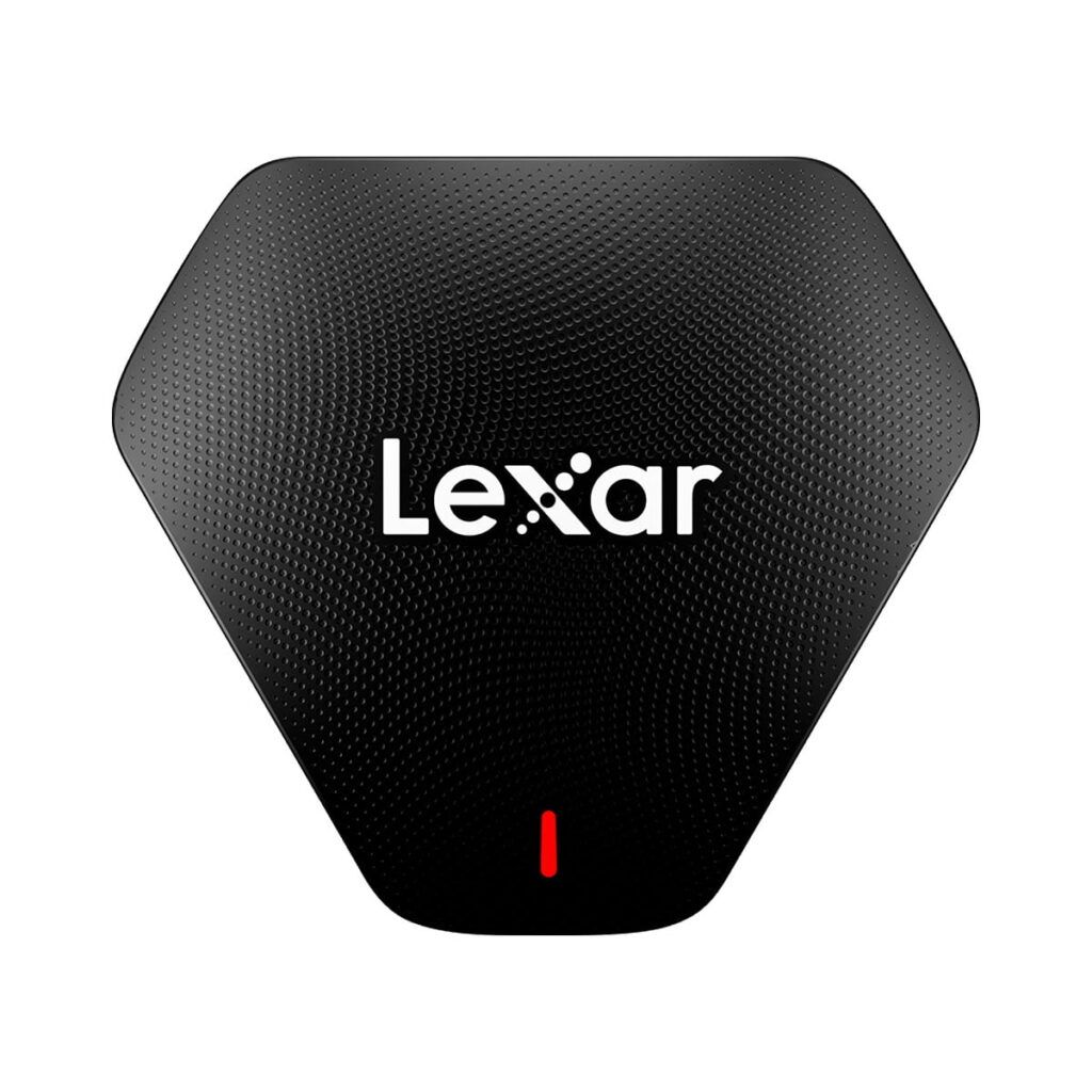Lexar_Cardreader_3-in-1_SD_MicroSD_CF_USB_3_1_002 Musta, kuusikulmainen Lexar Cardreader 3-in-1 SD/MicroSD/CF USB 3.1, jossa on kuvioitu pinta, valkoinen Lexar-logo keskellä ja pieni punainen LED-merkkivalo lähellä pohjaa.