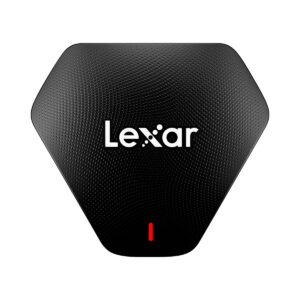 Lexar_Cardreader_3-in-1_SD_MicroSD_CF_USB_3_1_002 Musta, kuusikulmainen Lexar Cardreader 3-in-1 SD/MicroSD/CF USB 3.1, jossa on kuvioitu pinta, valkoinen Lexar-logo keskellä ja pieni punainen LED-merkkivalo lähellä pohjaa.