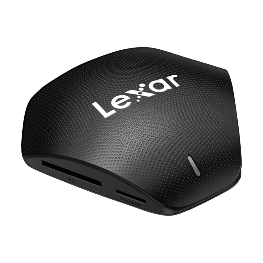 Lexar_Cardreader_3-in-1_SD_MicroSD_CF_USB_3_1_003 Mustassa Lexar Cardreader 3-in-1 SD/MicroSD/CF USB 3.1 -kortinlukijassa on kuvioitu pinta, SD- ja microSD-korttipaikat etupuolella, valkoinen LED-merkkivalo ja tuki useille korttityypeille.