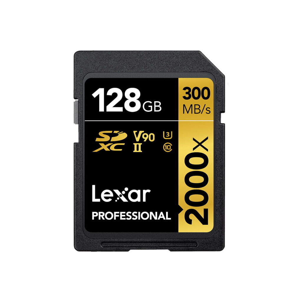 Lexar_Pro_2000X_SDHC_SDXC_UHS-II_U3_V90_R300_W260_128GB_002 Lexar Pro 2000X SDHC/SDXC UHS-II U3 (V90) R300/W260 128GB -muistikortti tarjoaa jopa 300 MB/s lukunopeuden, ja siinä on V90-, U3- ja UHS-II-symbolit mustassa ja kultaisessa etiketissä.