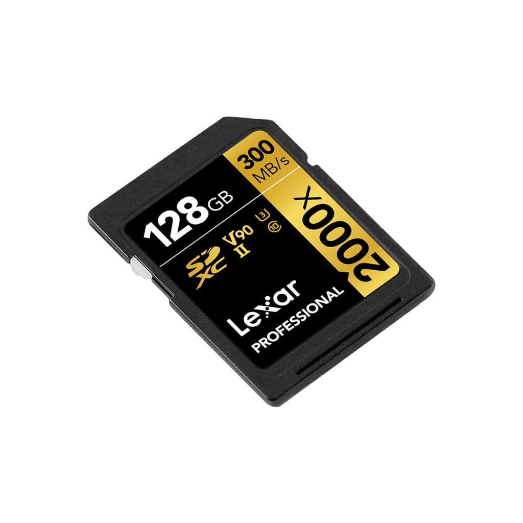 Lexar_Pro_2000X_SDHC_SDXC_UHS-II_U3_V90_R300_W260_128GB_003 Lexar Pro 2000X SDHC/SDXC UHS-II U3(V90) R300/W260 128GB muistikortti tarjoaa 300MB/s luku- ja 260MB/s kirjoitusnopeuden mustassa ja kultaisessa muotoilussa.