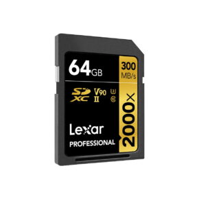 Lexar Pro 2000X SDHC/SDXC UHS-II U3 (V90) R300/W260 64GB -muistikortti tarjoaa jopa 300 MB/s luku- ja 260 MB/s kirjoitusnopeuden, ja siinä on musta ja kultainen muotoilu V90- ja UHS-II-merkinnöillä.