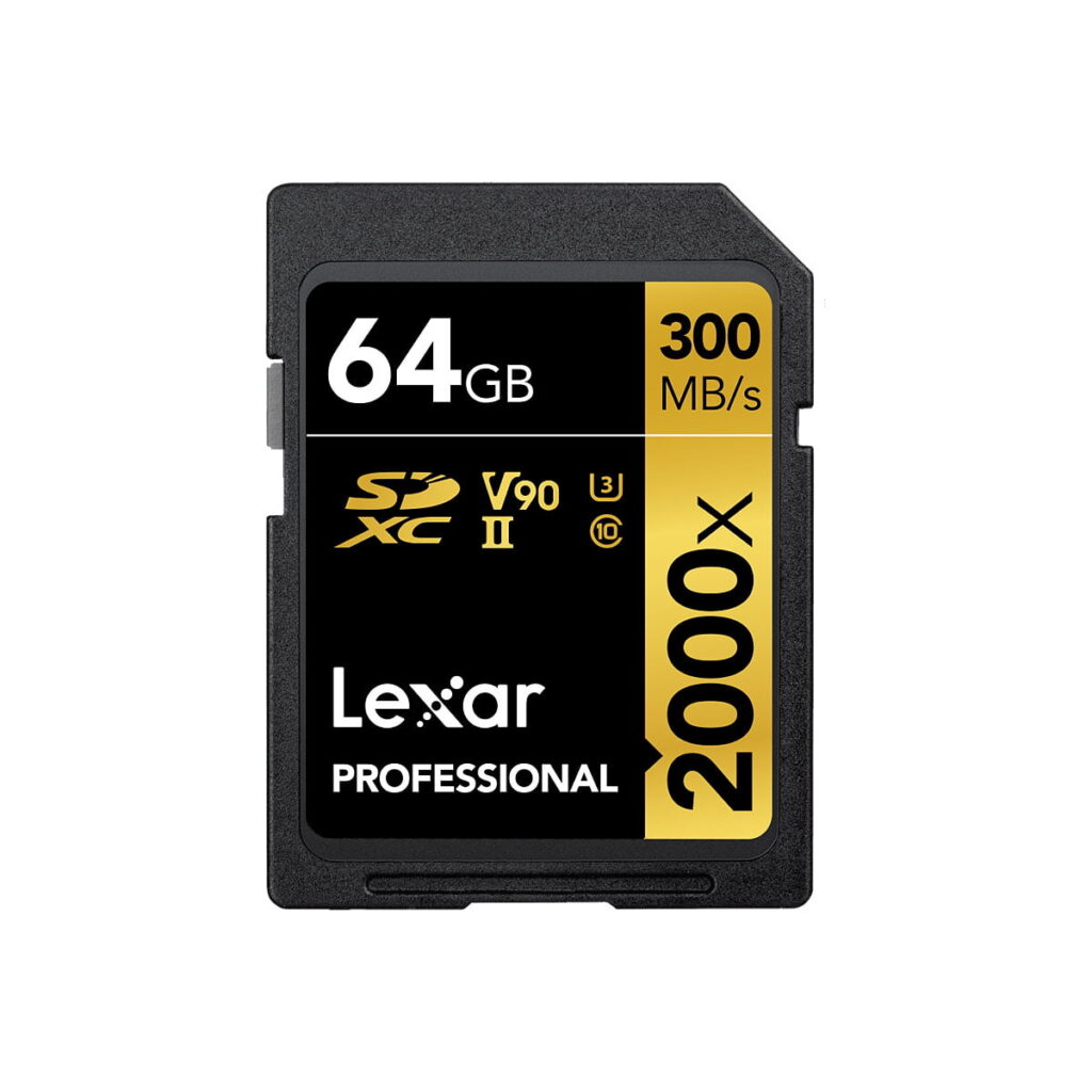 Lexar Pro 2000X SDHC/SDXC UHS-II U3 (V90) R300/W260 64GB -muistikortti tarjoaa V90-suorituskyvyn, jopa 300 MB/s lukunopeuden, ja siinä on musta muotoilu sekä kultainen ja valkoinen merkintä.