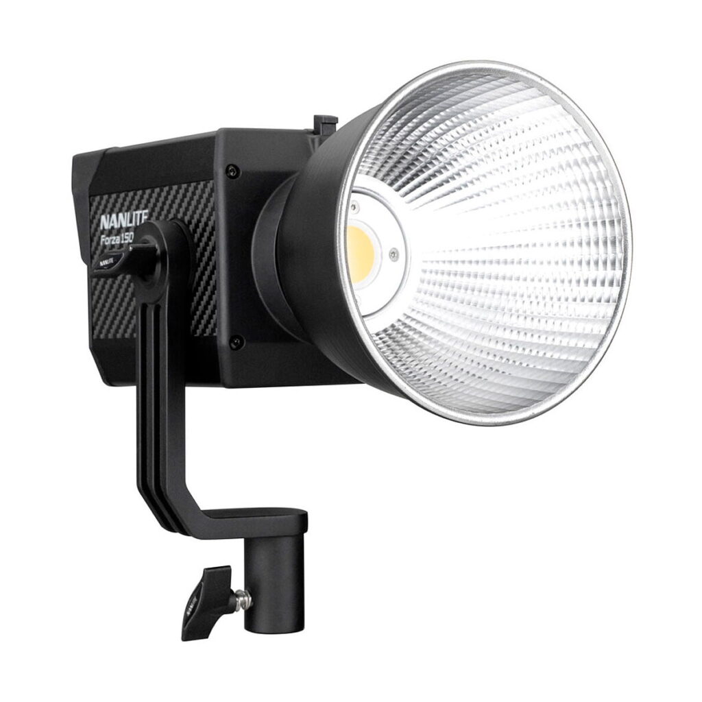 Nanlite_Forza_150_002 Musta NANLITE Forza 150 Led Monolight -LED-valo, jossa on suuri hopeanvärinen, harjamainen heijastin, on asennettu säädettävään kiinnikkeeseen, jonka keskellä näkyy LED-valo.