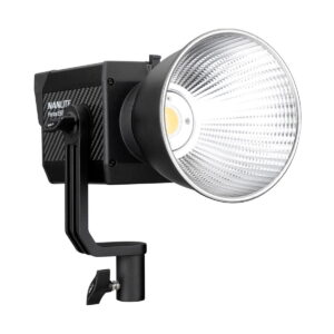 Nanlite_Forza_150_002 Musta NANLITE Forza 150 Led Monolight -LED-valo, jossa on suuri hopeanvärinen, harjamainen heijastin, on asennettu säädettävään kiinnikkeeseen, jonka keskellä näkyy LED-valo.