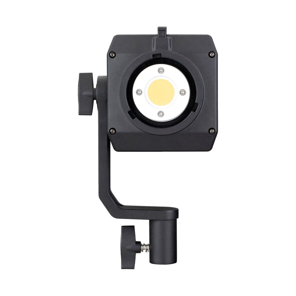Nanlite_Forza_150_003 NANLITE Forza 150 LED Monolight on musta, neliönmuotoinen LED-valaisin, jossa on keskellä pyöreä valo ja joka on asennettu säädettävään kiinnikkeeseen, jossa on paikannusnupit, kuvassa valkoista taustaa vasten.
