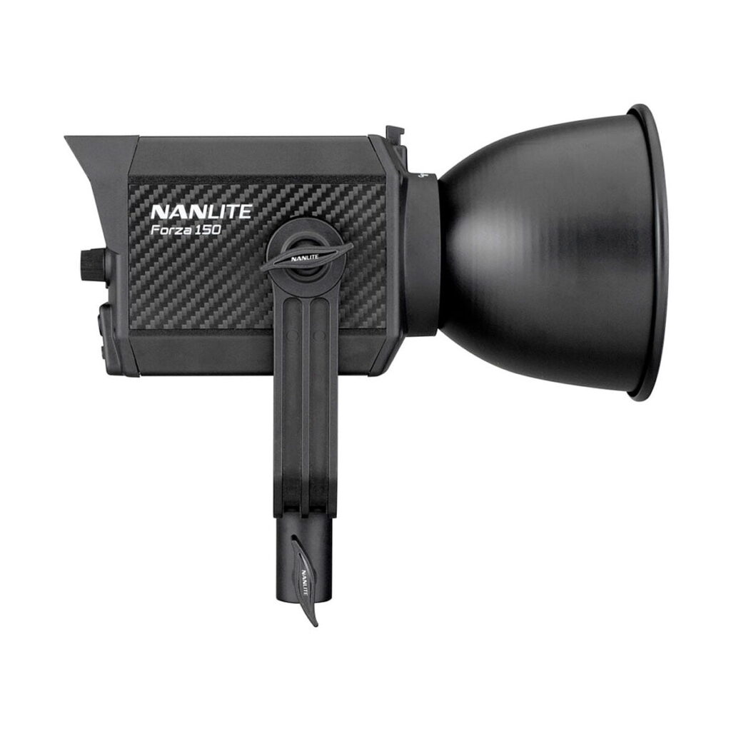 Nanlite_Forza_150_004 NANLITE Forza 150 Led Monolight -LED-valo näkyy profiilissa, jossa on lieriömäinen lamppu, suuri pyöreä heijastin ja kuvioitu suorakulmainen runko, jonka alaosassa on kahva.