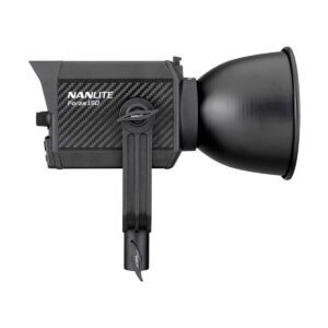 Nanlite_Forza_150_004 NANLITE Forza 150 Led Monolight -LED-valo näkyy profiilissa, jossa on lieriömäinen lamppu, suuri pyöreä heijastin ja kuvioitu suorakulmainen runko, jonka alaosassa on kahva.