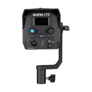 Nanlite_Forza_150_005 Musta NANLITE Forza 150 Led Monolight -LED-valo -valaistusohjausyksikkö, jossa on LCD-näyttö, painikkeet, nupit, portit ja kiinnitysteline, näkyy takaa valkoista taustaa vasten.