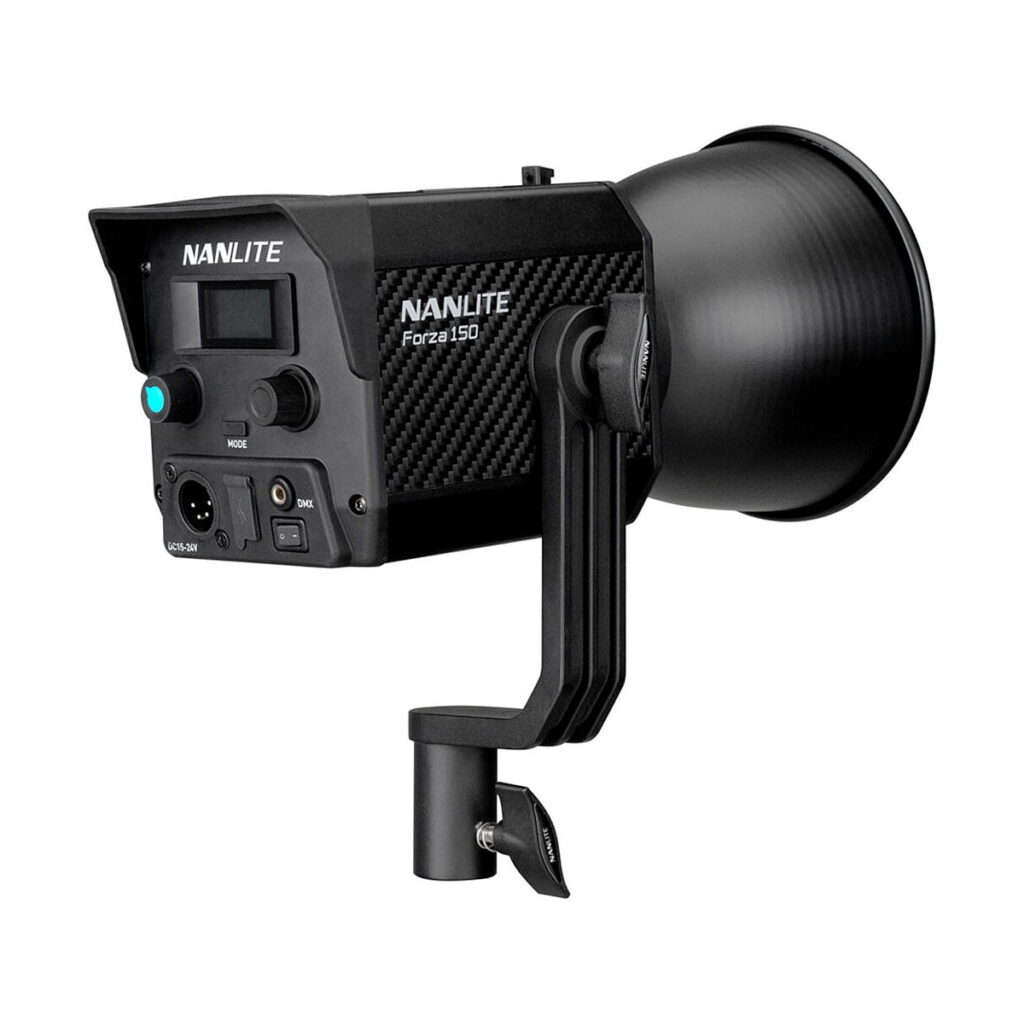 Nanlite_Forza_150_006 NANLITE Forza 150 Led Monolight -LED-valo mustana, jossa on digitaalinen ohjauspaneeli, säätönupit ja kiinnityskannatin valkoista taustaa vasten.