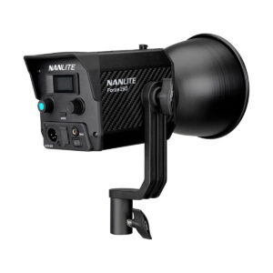 Nanlite_Forza_150_006 NANLITE Forza 150 Led Monolight -LED-valo mustana, jossa on digitaalinen ohjauspaneeli, säätönupit ja kiinnityskannatin valkoista taustaa vasten.