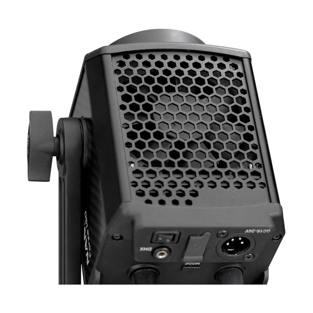 Nanlite_Forza_150_007 Lähikuva mustasta NANLITE Forza 150 LED Monolight -valaisimesta, jossa on hunajakennomainen säleikkö, näkyvä säätönuppi, XLR-sisääntulo ja erilaisia portteja pohjapaneelissa.