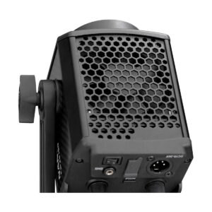 Nanlite_Forza_150_007 Lähikuva mustasta NANLITE Forza 150 LED Monolight -valaisimesta, jossa on hunajakennomainen säleikkö, näkyvä säätönuppi, XLR-sisääntulo ja erilaisia portteja pohjapaneelissa.