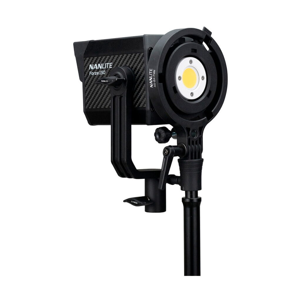 Nanlite_Forza_150_008 NANLITE Forza 150 Led Monolight -LED-valo on asennettu jalustalle, sivulta katsottuna valkoista taustaa vasten. Valaisimessa on pyöreä etuosa ja suorakaiteen muotoinen runko, jossa mallin nimi on näkyvissä.