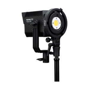 Nanlite_Forza_150_008 NANLITE Forza 150 Led Monolight -LED-valo on asennettu jalustalle, sivulta katsottuna valkoista taustaa vasten. Valaisimessa on pyöreä etuosa ja suorakaiteen muotoinen runko, jossa mallin nimi on näkyvissä.