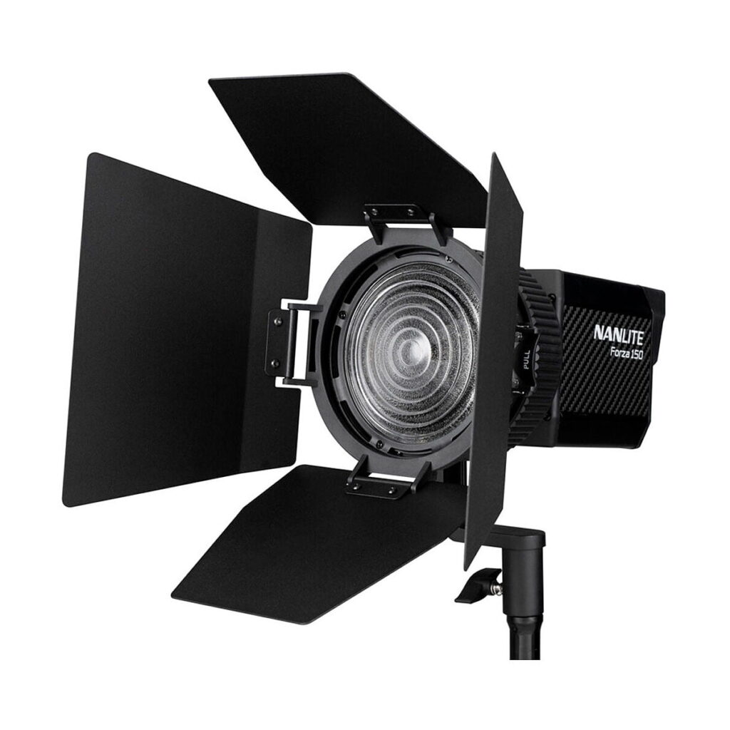 Nanlite_Forza_150_010 NANLITE Forza 150 Led Monolight -LED-valo on ammattikäyttöön tarkoitettu studiovalo, jossa on säädettävät lato-ovet, pyöreä kuvioitu linssi ja joka on asennettu jalustalle. Tuotenimi NANLITE Forza 150 näkyy sivussa.