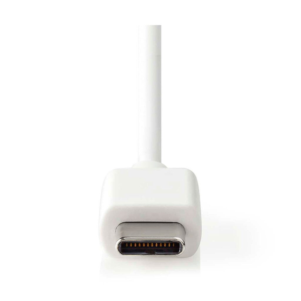 Nedis_Autolaturi_1x3_0A_USB-C_002 Lähikuva Nedis Autolaturi 1x3.0A USB-C-kaapelin liittimestä valkoisella pohjalla, jossa korostuvat portin sisällä olevat metallikontaktit.
