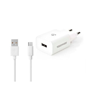 Nedis Seinälaturi 1-Ulostulo 2.1A - Micro-USB on valkoinen seinälaturi, jossa on kaksi pyöreää eurooppalaista piikkiä, USB-portti ja irrotettava USB-mikro-USB-kaapeli. Molemmat kohteet näkyvät valkoisella pohjalla.