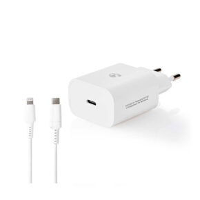 Nedis Seinälaturi 1-Ulostulo PD3.0 20W USB-C - Lightning on valkoinen seinälaturi, jossa on kaksi pyöreää piikkiä ja yksi USB-C-portti, ja sen mukana tulee yhteensopiva valkoinen USB-C-Lightning-kaapeli. Mukana on minimaalinen tuotemerkintä.
